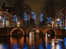 Amsterdam Light Festival. Wandelen langs lichtkunstwerken. Spreek af  met singles!
