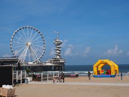 Wandelen strand en duinen Scheveningen met singles.