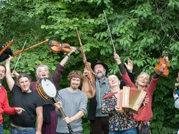 Tip. Folk op zondag. Wageningse Cultuurzomer. Met singles of met een leuke date!