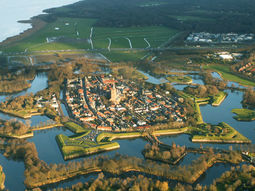 Single Wandelcafé Naarden-vesting. Wallen en grachten.