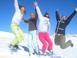 Wintersport singles, yoga en dansen. Zwitserland.