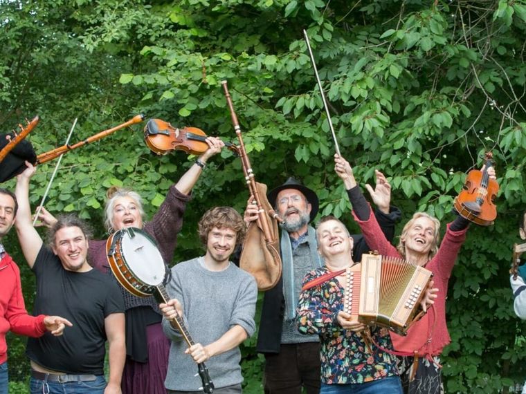 Tip. Folk op zondag. Wageningse Cultuurzomer. Met singles of met een leuke date!