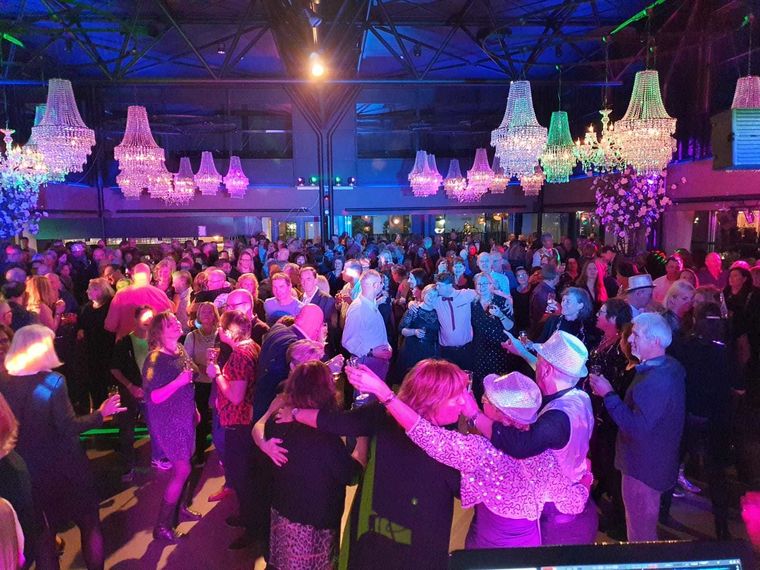 XL Oud & Nieuw Singlesfeest met diner.