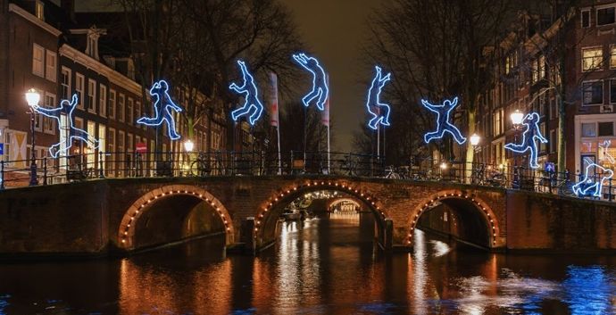 Amsterdam Light Festival. Wandelen langs lichtkunstwerken. Spreek af  met singles!
