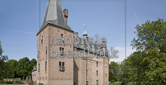 Dag van het kasteel. Digitaal/ fiets/ wandel langs kasteel samen.
