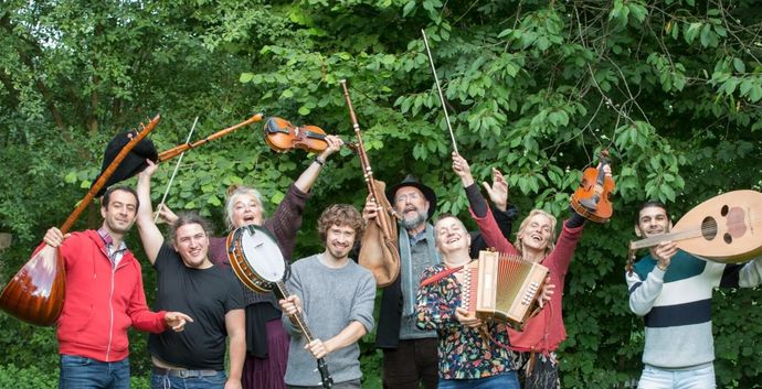Tip. Folk op zondag. Wageningse Cultuurzomer. Met singles of met een leuke date!