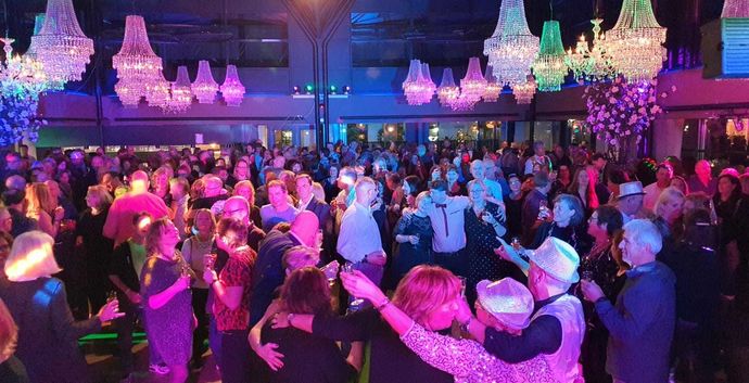 XL Oud & Nieuw Singlesfeest met diner.