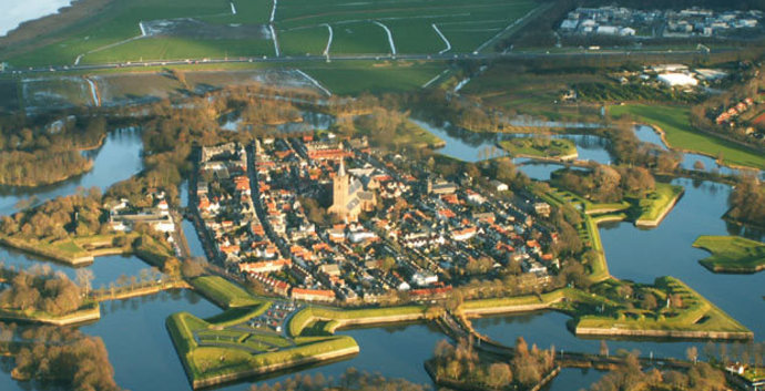 Single Wandelcafé Naarden-vesting. Wallen en grachten.
